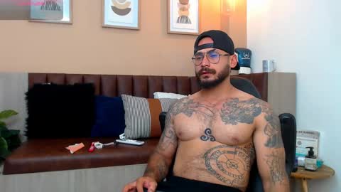 Snapshot of hanz_col chatting on March 10, 4:28 am hanz_col online show from March 10, 4:28 am