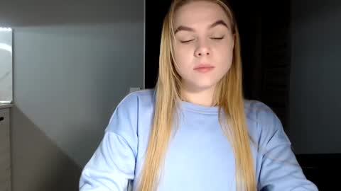 happy_fox_ online show from December 6, 10:30 pm