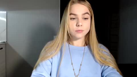 happy_fox_ online show from December 11, 9:55 pm