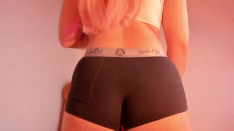 Snapshot of harley_red chatting on October 5, 5:39 am Annie online show from October 5, 5:39 am