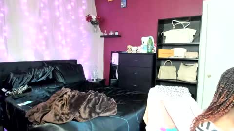 Snapshot of harmonie_marquise chatting on December 30, 10:01 pm Harmonie Marquise online show from December 30, 10:01 pm
