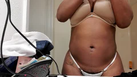 Snapshot of harmonie_marquise chatting on March 5, 8:21 pm Harmonie Marquise online show from March 5, 8:21 pm