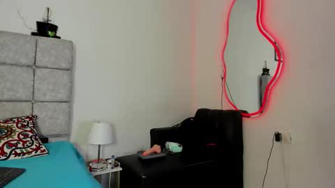 Snapshot of hazel_slim_ chatting on January 5, 6:33 pm hazel_slim_ online show from January 5, 6:33 pm