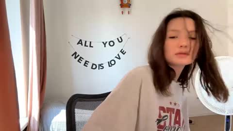 Snapshot of hazelhartshorn chatting on May 22, 11:38 am Kira online show from May 22, 11:38 am
