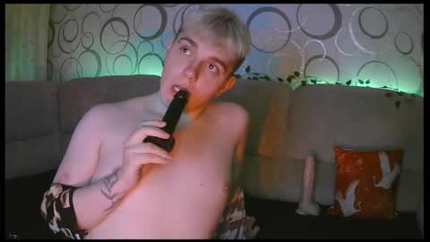 Snapshot of heatctrl chatting on March 1, 6:43 pm Justin online show from March 1, 6:43 pm