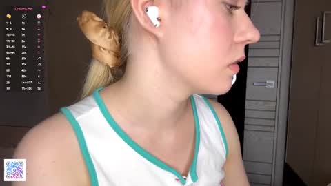 Snapshot of heatherbenett chatting on June 17, 4:52 pm Jane online show from June 17, 4:52 pm