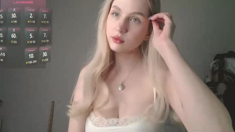 Akemi instinthemoodforlooove online show from April 14, 4:13 pm