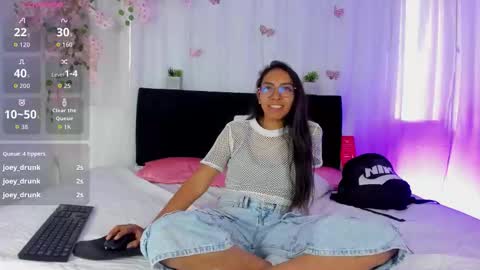 Snapshot of heidi_feuer chatting on September 25, 12:31 pm heidi_feuer online show from September 25, 12:31 pm