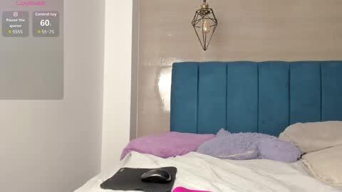 Snapshot of heidi_feuer chatting on October 16, 12:39 pm heidi_feuer online show from October 16, 12:39 pm