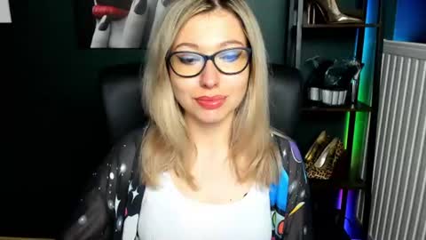 Snapshot of heidi_pleasure chatting on June 30, 4:24 am Heidi online show from June 30, 4:24 am