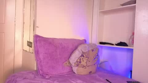 Snapshot of heily_fox chatting on August 2, 1:48 am HEILY online show from August 2, 1:48 am