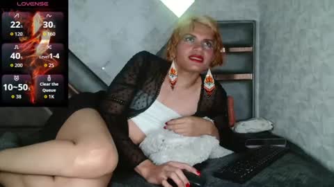 Snapshot of helenashinegoldx chatting on June 14, 3:41 am HelenaShineGold online show from June 14, 3:41 am