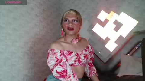 Snapshot of helenashinegoldx chatting on June 15, 3:58 pm HelenaShineGold online show from June 15, 3:58 pm