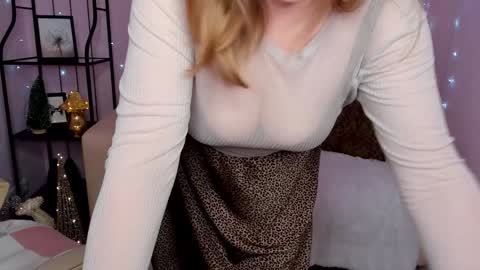 Snapshot of helens_lov chatting on December 17, 5:07 am Helen online show from December 17, 5:07 am