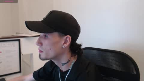 Snapshot of hell_boy66 chatting on March 18, 12:58 am Eros online show from March 18, 12:58 am