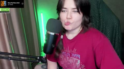 Snapshot of hell_hotline chatting on February 18, 7:43 pm Red online show from February 18, 7:43 pm