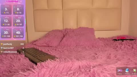 Snapshot of hellen__smith_ chatting on February 9, 4:22 pm hellen__smith_ online show from February 9, 4:22 pm