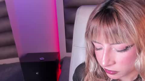 hellen__smith_ online show from May 30, 10:07 pm