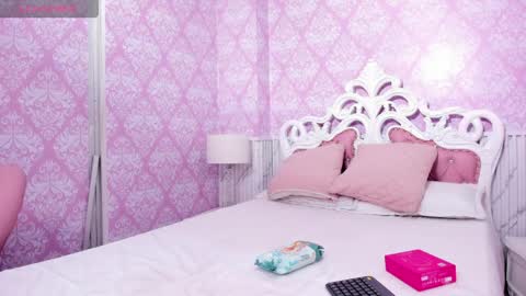 Snapshot of hellencute18_ chatting on April 7, 11:32 am online show from April 7, 11:32 am