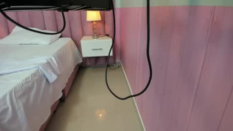 Snapshot of hellencute18_ chatting on May 2, 6:13 pm online show from May 2, 6:13 pm