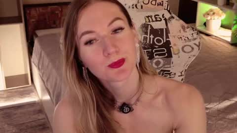 Snapshot of hello_lisha chatting on July 3, 8:21 am Alisia Monday to Friday from 10 am to 4 pm GMT 2 online show from July 3, 8:21 am