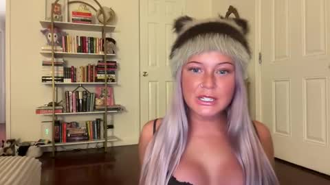 hellokittyluverr online show from November 4, 6:01 am