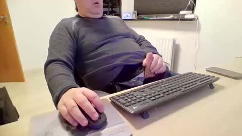 henrikrp1971 online show from December 15, 9:09 pm