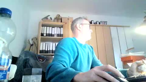 Snapshot of hering76 chatting on December 31, 8:26 am hering76 online show from December 31, 8:26 am