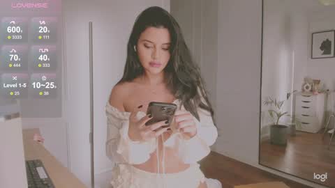 Snapshot of hevaenn chatting on December 3, 4:28 pm hi my name is Eva. online show from December 3, 4:28 pm