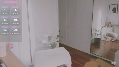 Snapshot of hevaenn chatting on December 10, 5:33 pm hi my name is Eva. online show from December 10, 5:33 pm
