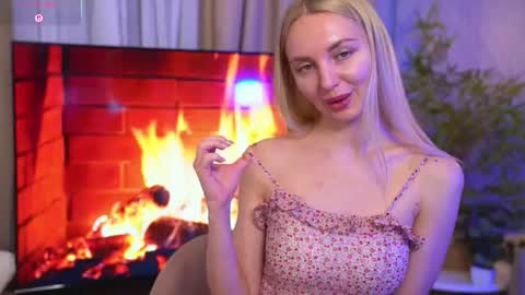 Snapshot of hey_becky chatting on February 19, 8:10 am Becky online show from February 19, 8:10 am