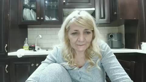 Snapshot of heyheygrey chatting on May 9, 3:39 pm Heyheygrey online show from May 9, 3:39 pm