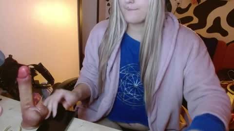 Snapshot of hi_elora chatting on May 19, 12:05 am Elora online show from May 19, 12:05 am