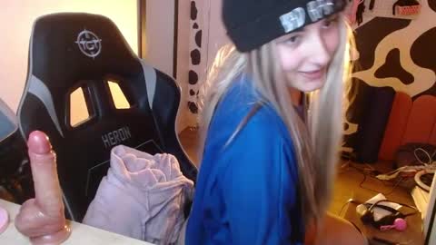 Snapshot of hi_elora chatting on May 19, 1:56 am Elora online show from May 19, 1:56 am
