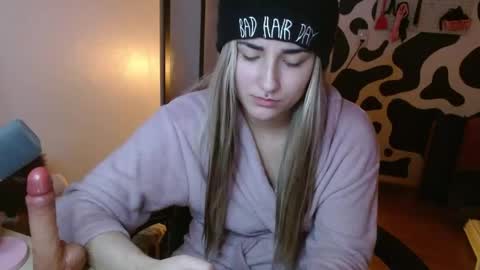 Snapshot of hi_elora chatting on May 20, 1:01 am Elora online show from May 20, 1:01 am