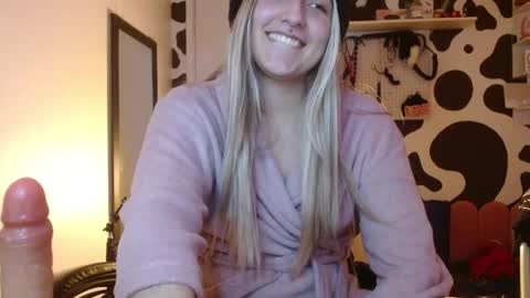 Snapshot of hi_elora chatting on May 21, 12:39 am Elora online show from May 21, 12:39 am