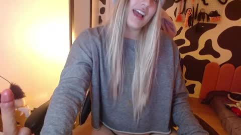 Snapshot of hi_elora chatting on May 26, 11:45 pm Elora online show from May 26, 11:45 pm