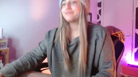 Snapshot of hi_elora chatting on May 28, 12:08 am Elora online show from May 28, 12:08 am