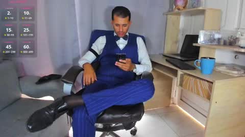 Snapshot of hiddenoffice chatting on April 27, 12:36 pm George online show from April 27, 12:36 pm