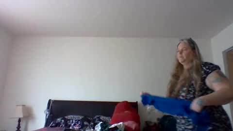hippysnewhere online show from April 29, 2:54 pm
