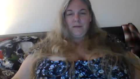 hippysnewhere online show from May 16, 11:09 am