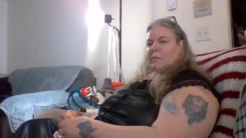 hippysnewhere online show from May 18, 8:42 am