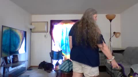 hippysnewhere online show from May 18, 8:47 pm