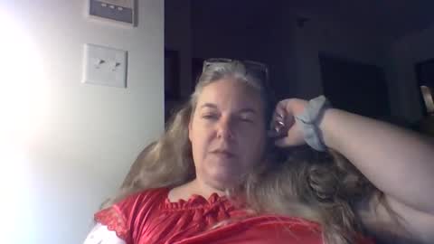 hippysnewhere online show from May 19, 9:26 am