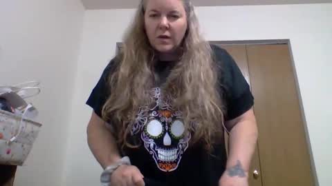 hippysnewhere online show from May 26, 8:32 am