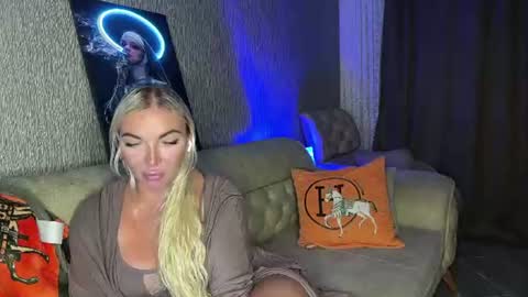 Snapshot of holidaysue chatting on July 21, 6:21 pm Novelle online show from July 21, 6:21 pm