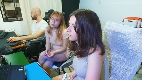 Snapshot of holly_and_honey_69 chatting on December 17, 8:54 pm Holly and Honey online show from December 17, 8:54 pm