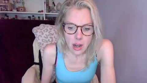 holly_bourbon online show from March 31, 9:26 pm