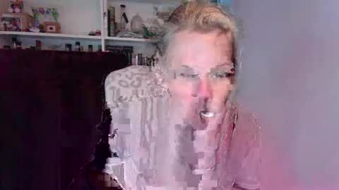 holly_bourbon online show from April 22, 10:11 pm