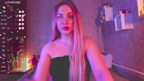 Snapshot of holly_molly8 chatting on January 10, 6:06 pm holly_molly8 online show from January 10, 6:06 pm
